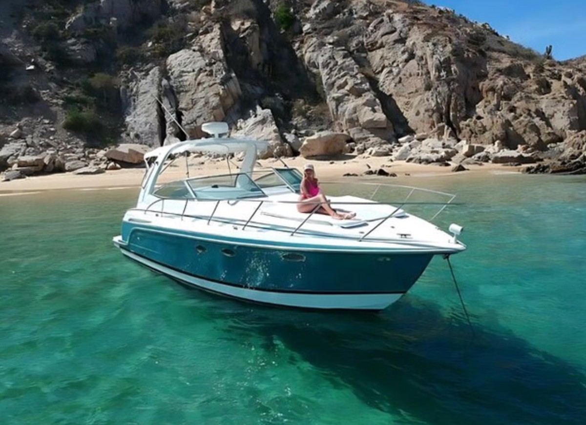Cabo 34ft Private Yacht Cruise to El Arco with Drinks (Up to 6 Guests)