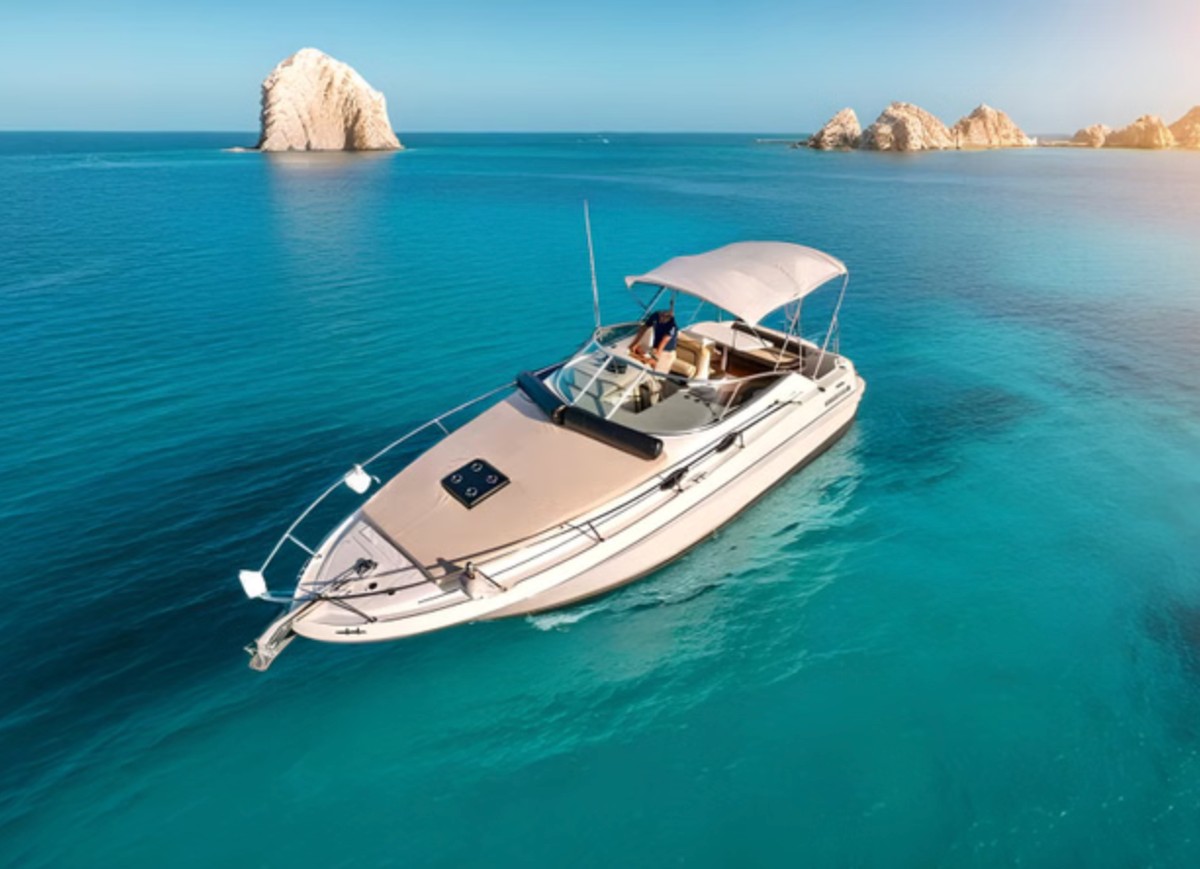 Cabo 29ft Private Yacht Cruise to The Arch with Snorkelling (Up to 6 Guests)