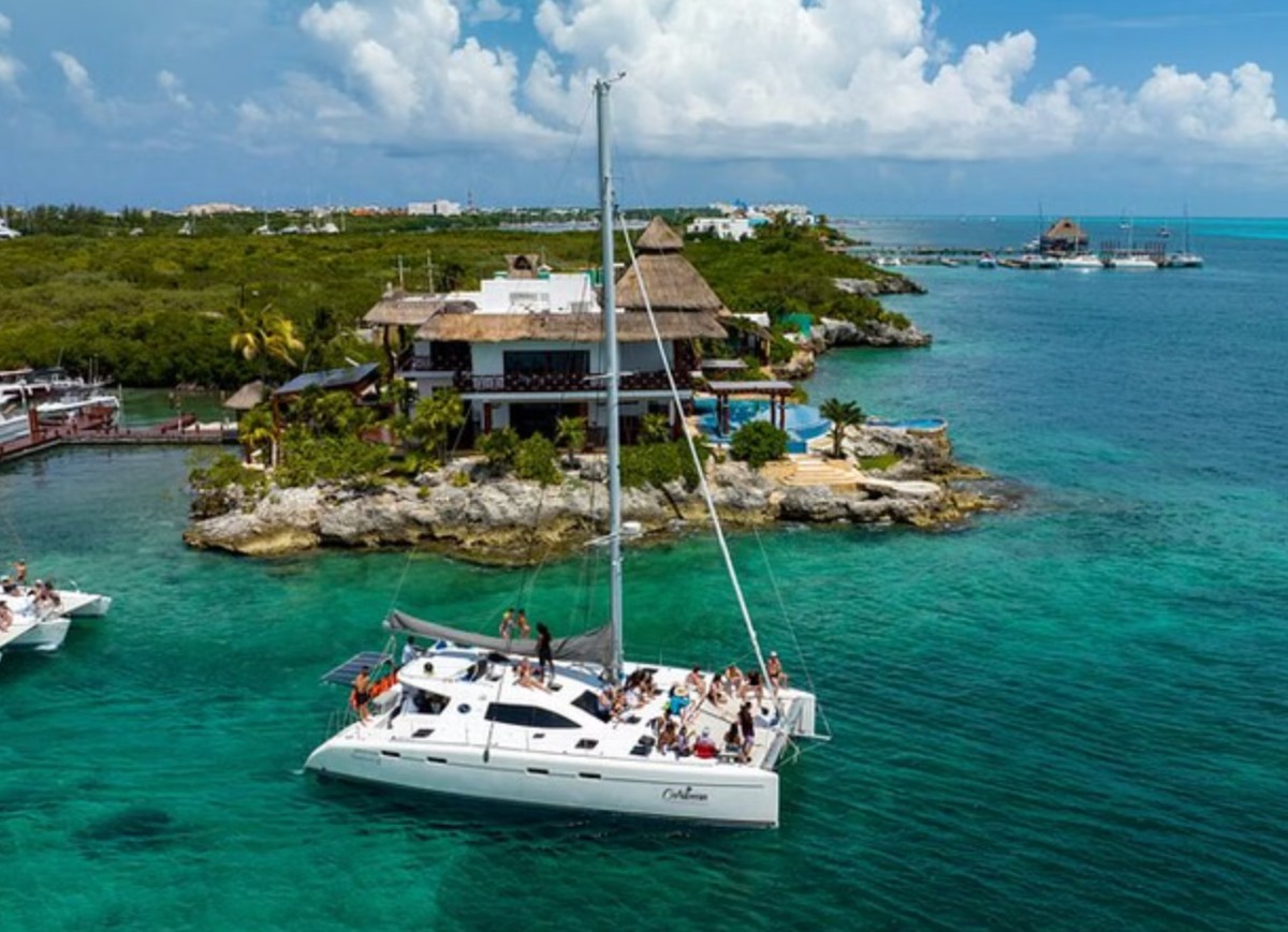 Cancún Private Catamaran to Isla Mujeres with Snorkelling & Beach Club Lunch