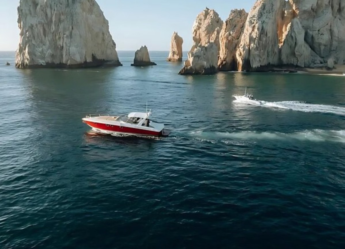 Cabo 45ft Private Luxury Yacht to El Arco with Snorkelling (Up to 8 Guests)