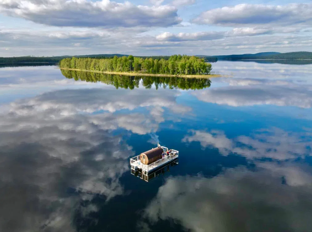 Private Sauna Boat Lake Cruise with BBQ in Lapland