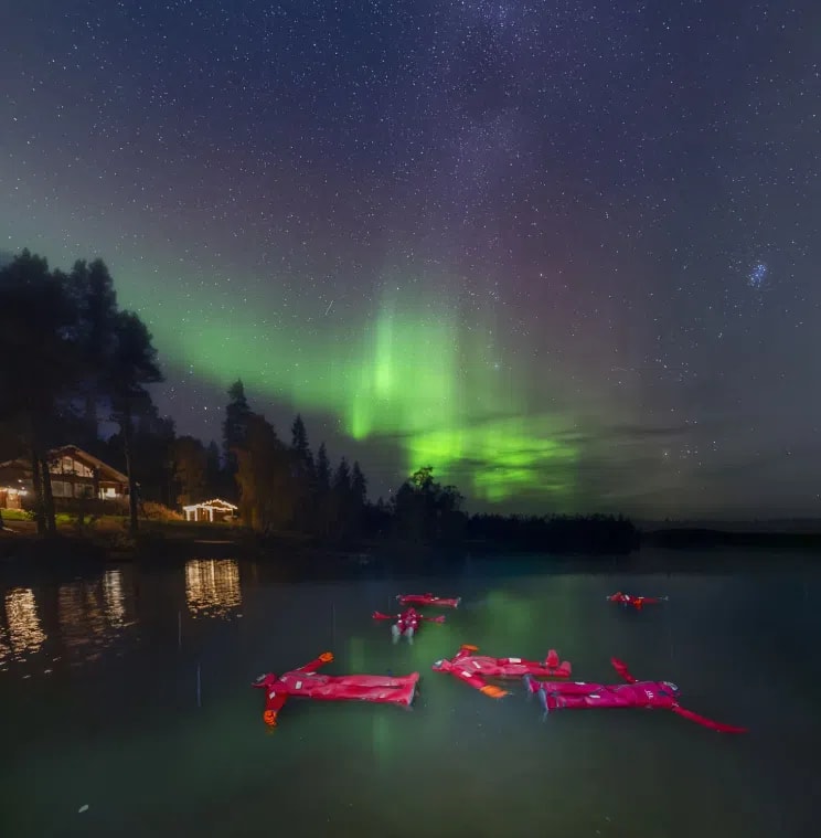 Ice Floating Northern Lights Experience in Rovaniemi
