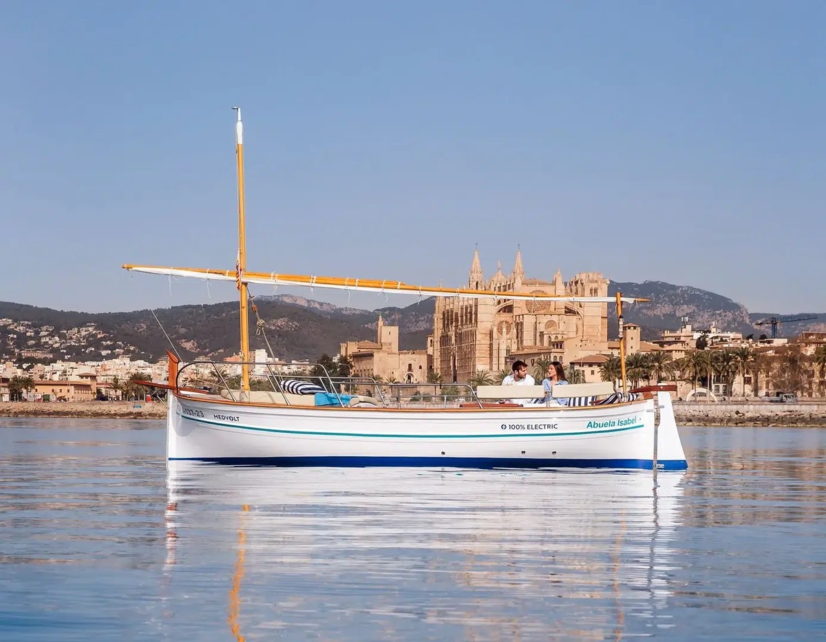 Half Day Electric Boat Experience in Palma Bay