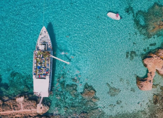 Full-Day Comino, Blue Lagoon & Caves Coastal Cruise from Buġibba