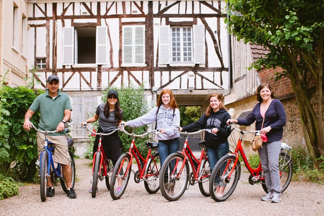 From Paris: Skip-the-Line Monet Gardens & Giverny Bike Tour with Market Picnic Stop