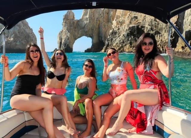Cabo 45-Minute Private Yacht Tour to The Arch & Sea Lion Colony (Up to 10 Guests)