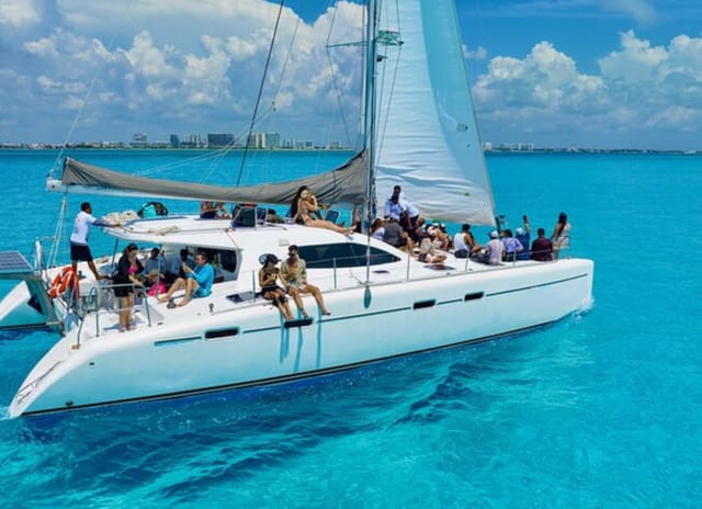 Cancún Catamaran to Isla Mujeres with Snorkelling, Open Bar & Beach Club Lunch