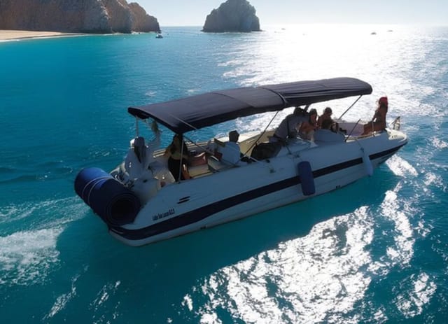 Cabo 1-Hour Yacht Sightseeing Tour to El Arco & Pelican Rock