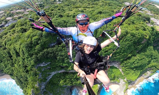 Cliff Paragliding over the Bukit Peninsula