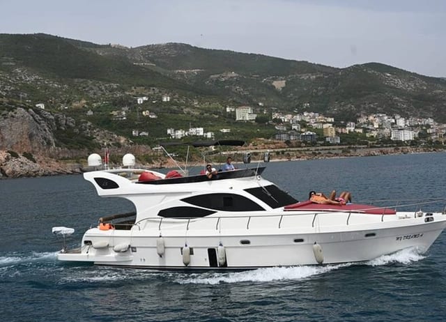 Private 4-Hour Yacht Cruise in Alanya with Lunch & Soft Drinks