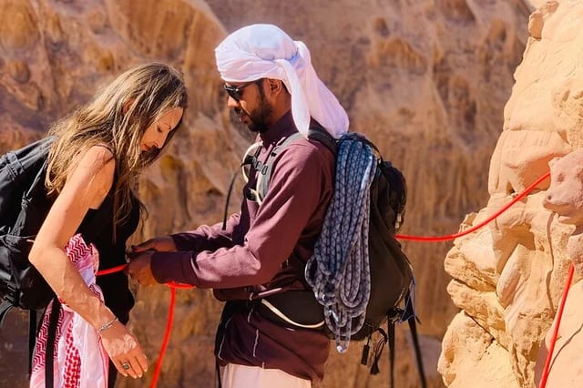 Burdah Rock Bridge Hike with Lunch in Wadi Rum