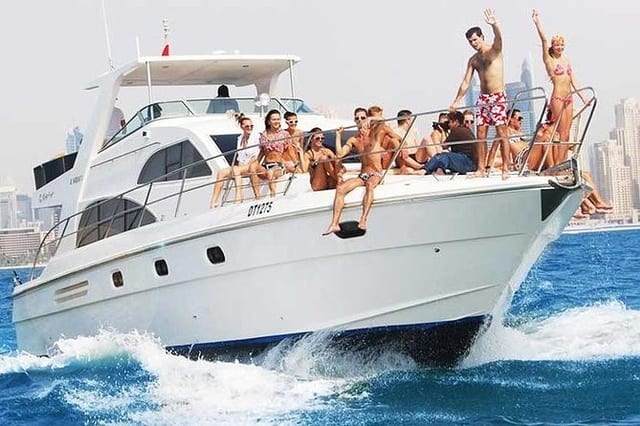 Five Hour Luxury Yacht Tour in Dubai Marina