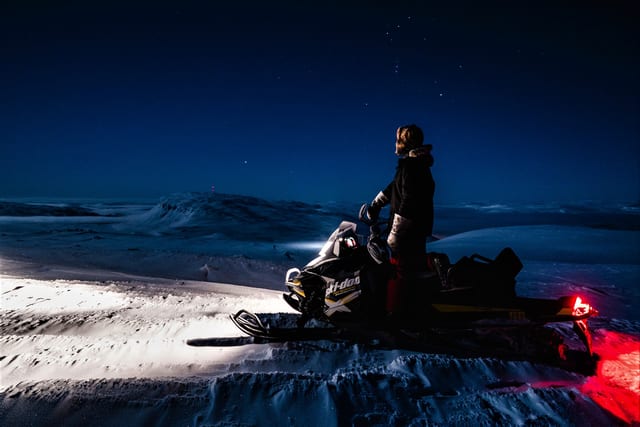 Safari en moto de nieve en busca de auroras en Rovaniemi