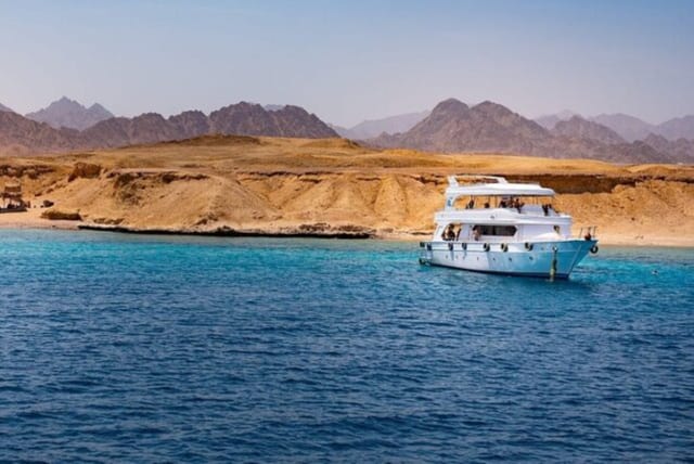 Tiran Island Snorkeling Trip with Lunch in Sharm El Sheikh