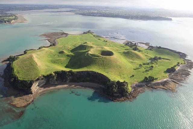 Sea Kayak Tour to Browns Island in Auckland