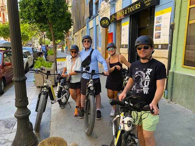 Guided City Highlights Bike Tour in Valencia