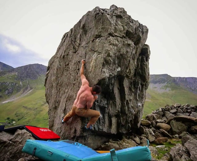 Outdoor Bouldering Coaching in the Peak District, listing photo