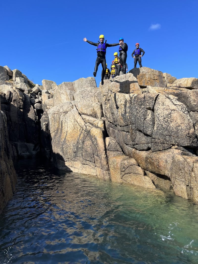 Open Group Coasteering in Mousehole, Cornwall, foto 3