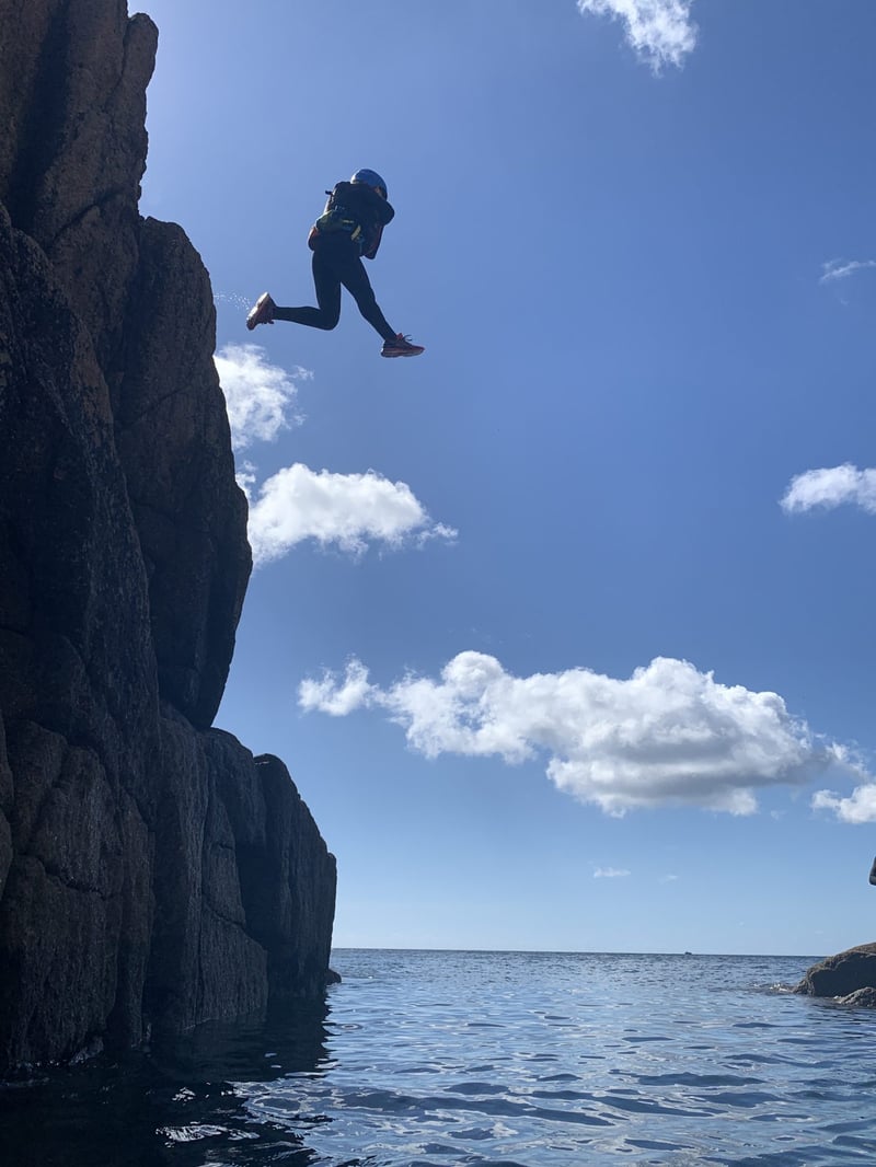 Open Group Coasteering in Mousehole, Cornwall, foto 2