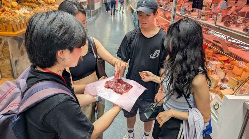 Barcelona E-Bike Tour: Historic Market with Tastings, photo 4