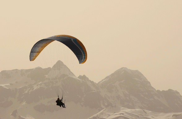 Tandem Paragliding Flight from 1000m in the Pyrenees, photo 2