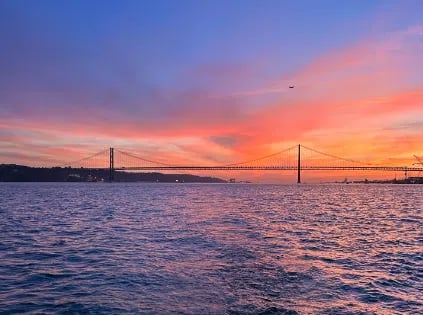 Golden Hour Cruise: Lisbon Sunset Boat Tour with Welcome Drink, photo 3