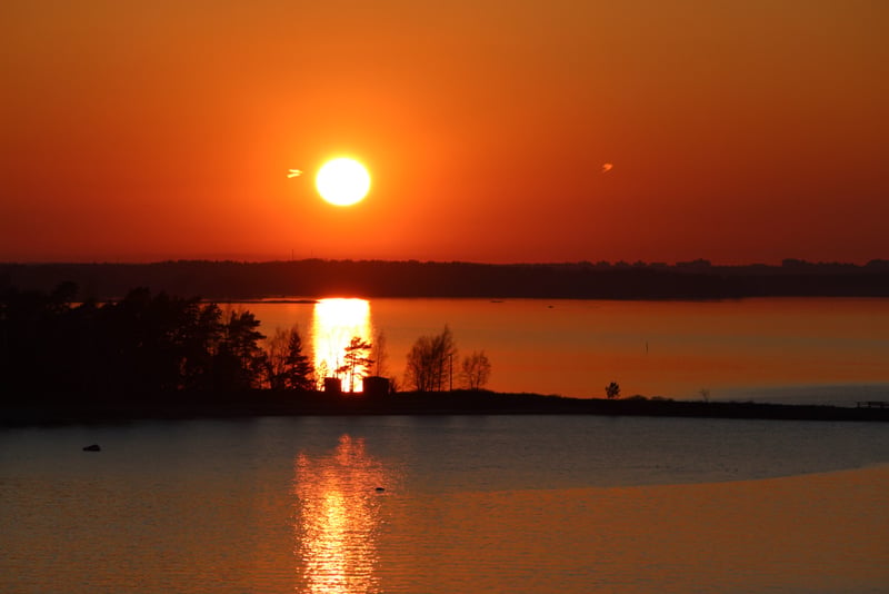 Midnight Sun Floating Experience in Forest Lake, Lapland, photo 5
