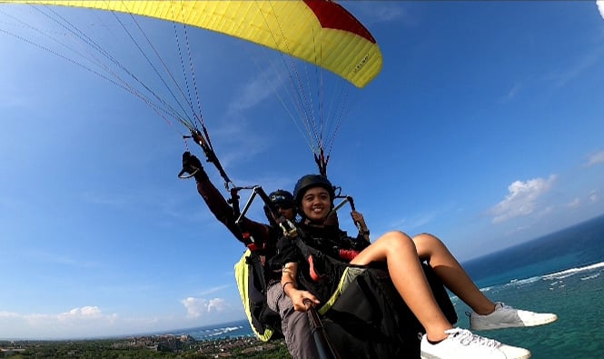 Cliff Paragliding over the Bukit Peninsula, photo 3