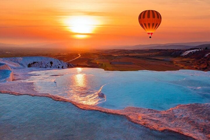 Hot Air Balloon over the Pamukkale Travertines, photo 5
