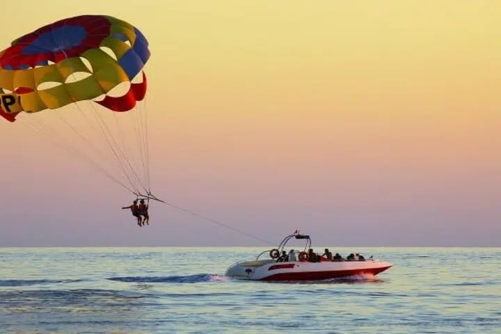 Parasailing, Banana and Sofa Boat with Private Transfer in Hurghada, photo 4