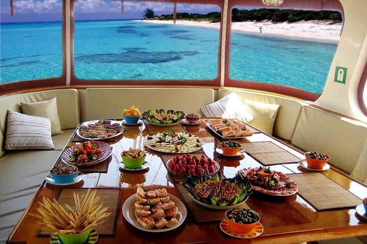 Shared Luxury Yacht Cruise in Dubai, photo 5