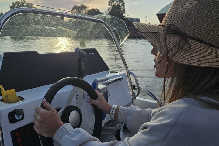 Private Self-Drive Electric Boat Rental in Gdańsk, photo 3