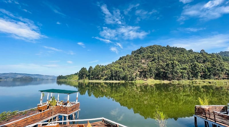 Hiking Gorilla Trek at Lake Bunyonyi and Bwindi, photo 2