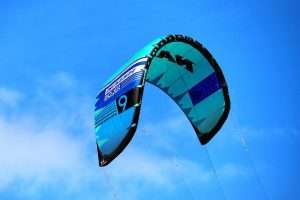 Kite for kitesurfing leading edge inflatable