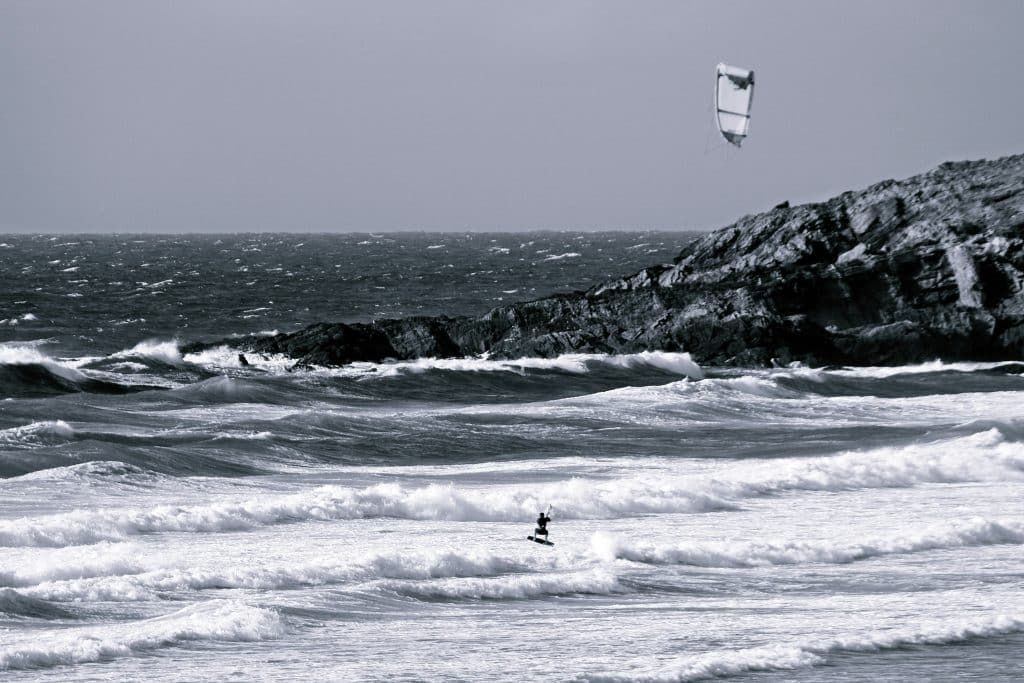 Kitesurfing in Newquay, Cornwall - adventuro