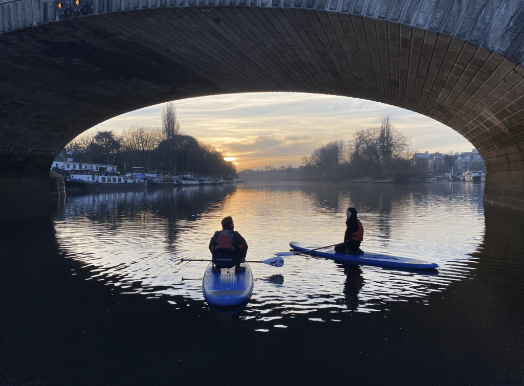 Group Paddleboarding (SUP) Session at Kew Bridge - adventuro