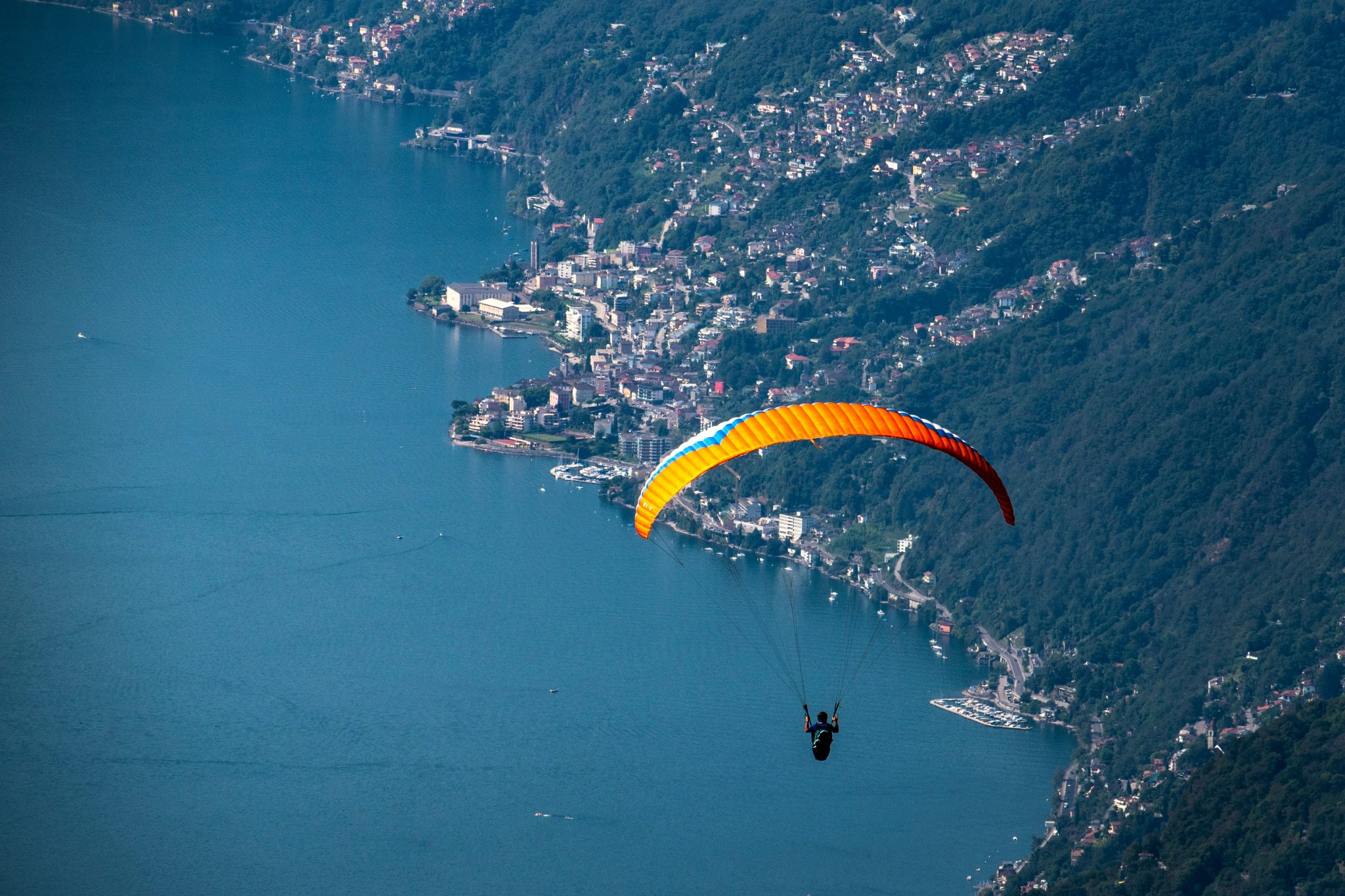 Famous Paragliding Legends – People Who Define the Sport - adventuro