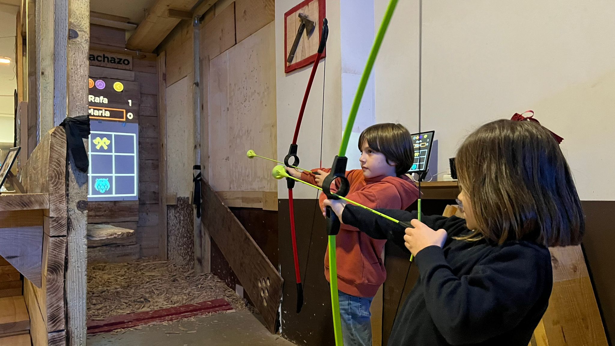 Family Archery Sessions in Ruzafa, Valencia, photo 3