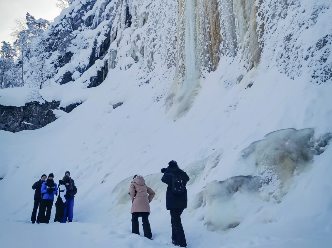 Frozen Waterfalls Hike Tour and Barbecue in Korouoma gallery 7