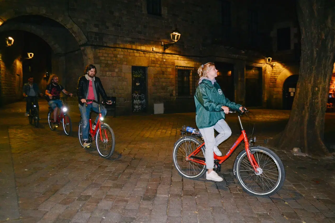Barcelona Night Bike Tour with Tapas and Cava, photo 2