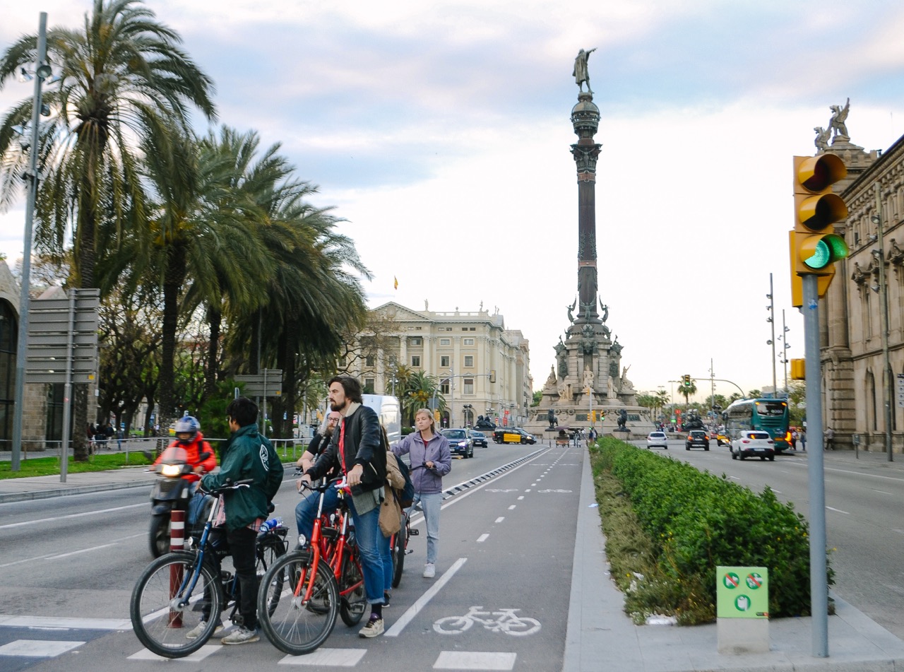 Barcelona Night Bike Tour with Tapas and Cava, photo 4
