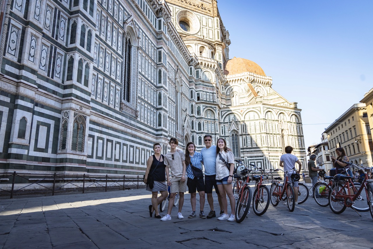 Florence at Night Bike Tour with Wine and Aperitivo gallery 4