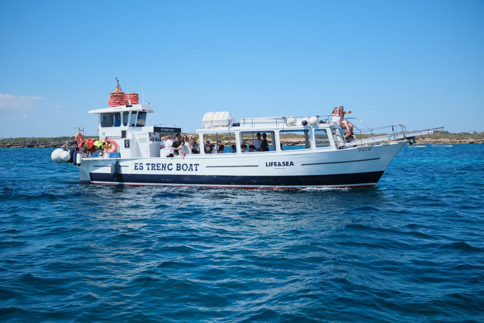 Es Trenc Boat Family Tour – 3-Hour Coastal Cruise from Colònia de Sant Jordi gallery 3