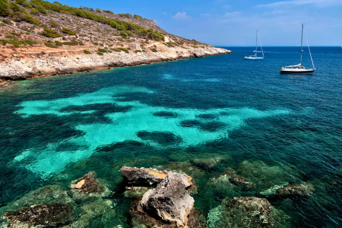 16:45 – Seventh stop: Cala Minnola (approx. 45 minutes) 1