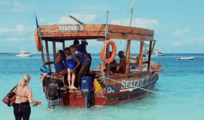 Zanzibar Dhow Snorkelling Crusie to Tumbatu Island gallery 3