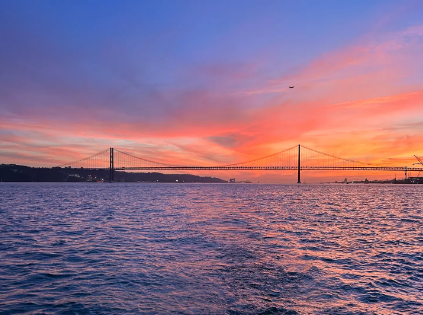 Golden Hour Cruise: Lisbon Sunset Boat Tour with Welcome Drink, photo 3