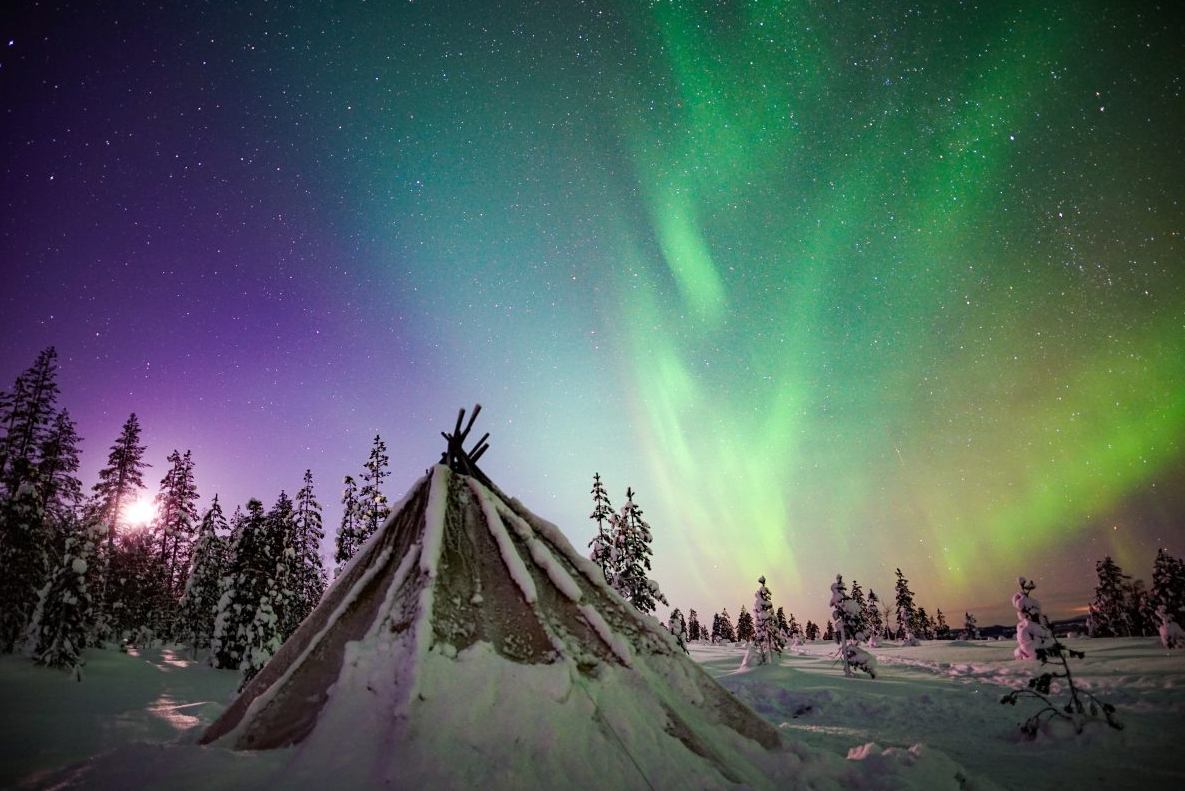 Night Snowshoeing Adventure under the Northern Lights, photo 2
