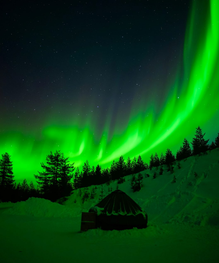 Night Snowshoeing Adventure under the Northern Lights, photo 5