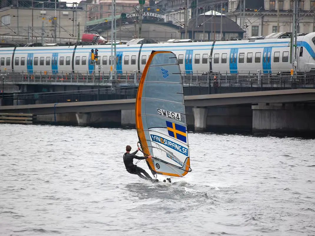 Beginner Windsurfing Crash Course in Stockholm (Full Day Intensive) gallery 2