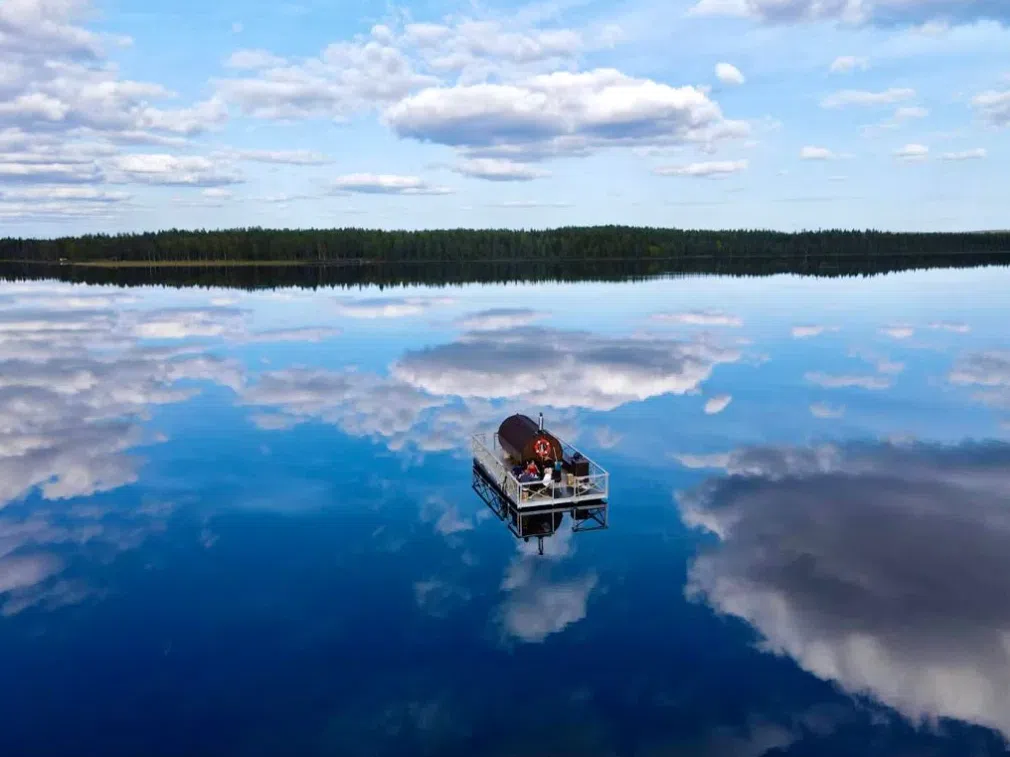 Private Sauna Boat Lake Cruise with BBQ in Lapland, photo 4
